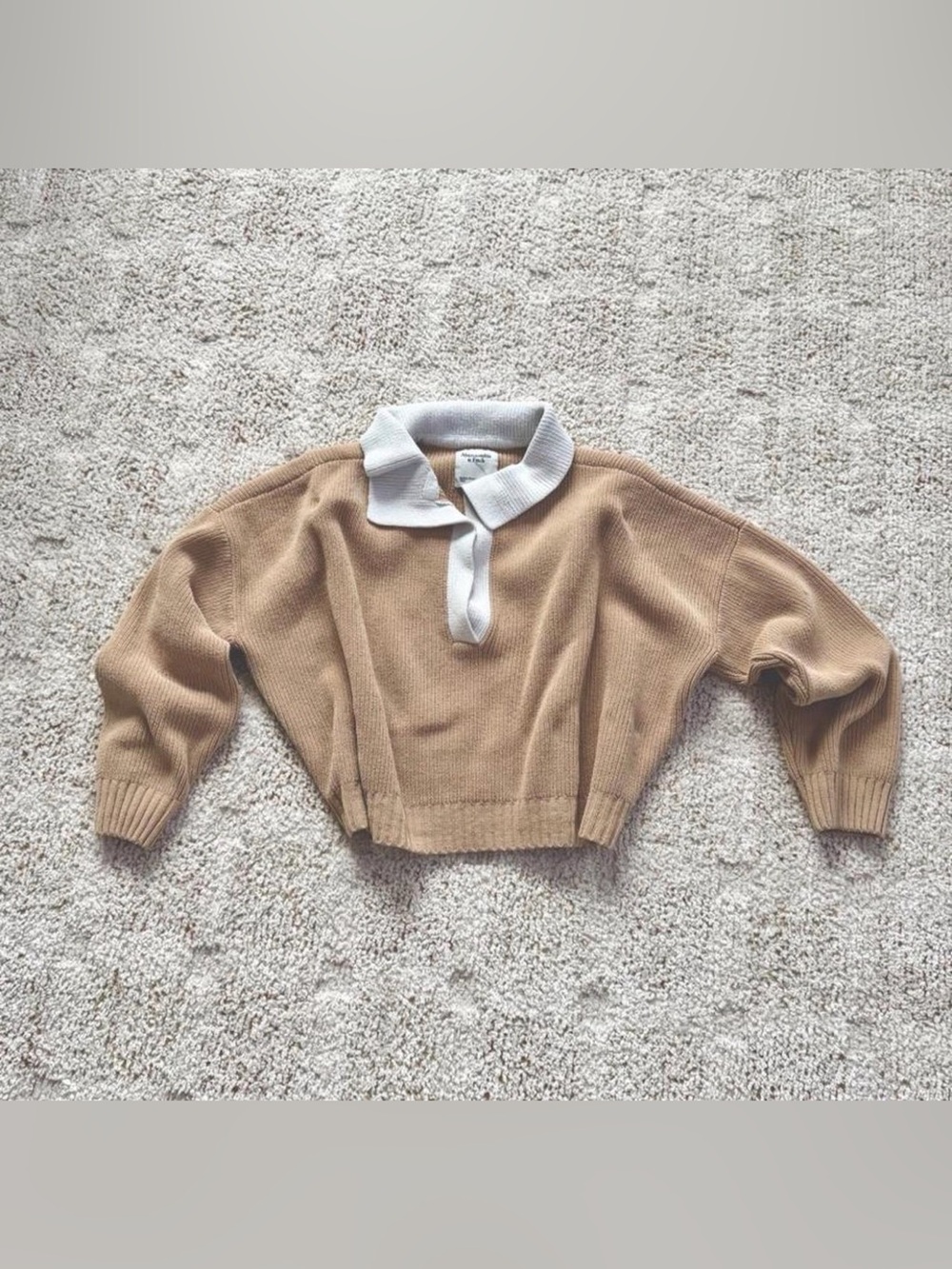 Abercrombie & Fitch Cropped Tan V‑Neck Sweater with White Collar